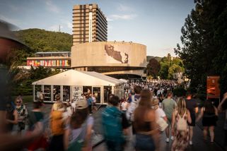 Kam na kávu i večeři při festivalu ve Varech. Dobrou kávu nemají jen v Puppu - Seznam Zprávy